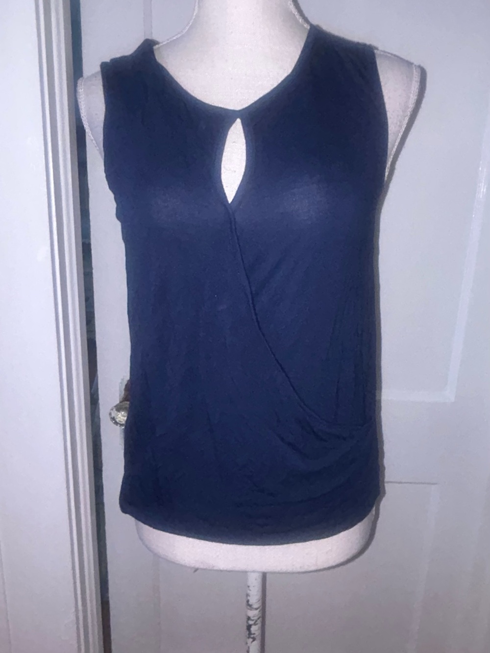 Womens Sleeveless Navy Keyhole Wrap Front Top - size XS by Cabi